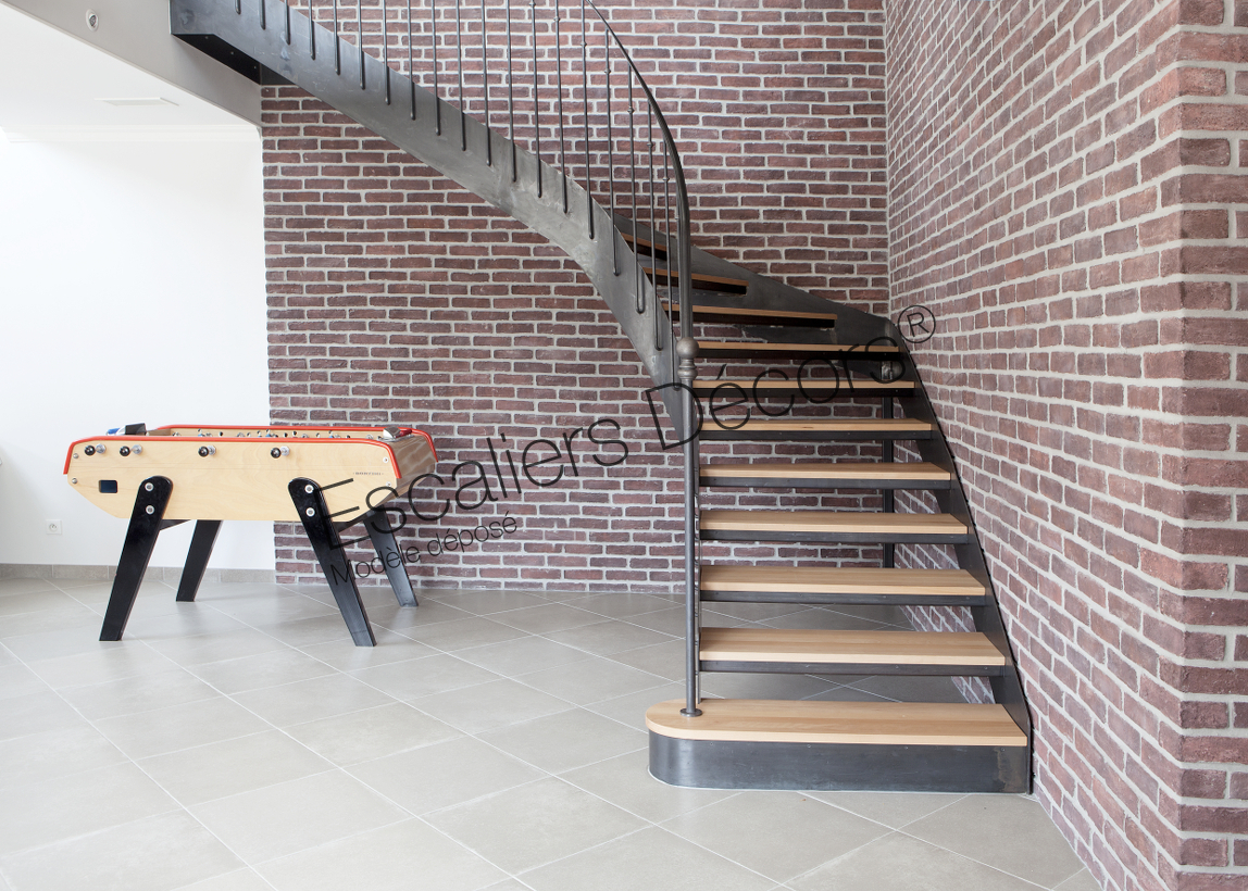 Photo DT106 - ESCA'DROIT® 1/4 Tournant Intermédiaire. Escalier intérieur balancé métal et bois style 'bistrot' pour une décoration classique. Vue 3